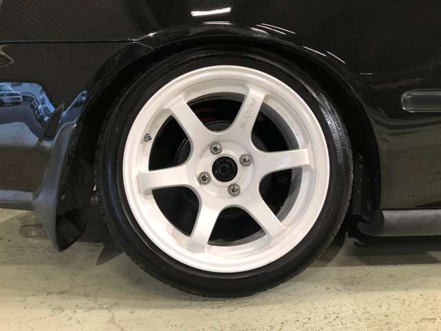 ホイールだけでも車のイメージがかなり変わりますね。
