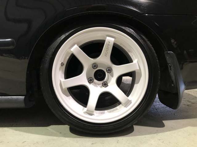 ホイールだけでも車のイメージがかなり変わりますね。