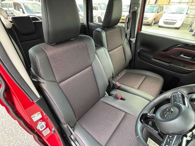 レザー調の高級感あふれるシートになっています