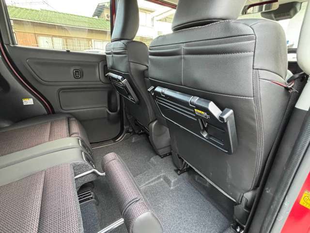 テーブルがついているので停車時には飲み物やスマホなど置くことができます。