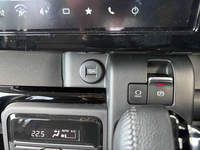 電子パーキングブレーキになっており、サイドブレーキの解除は自動でしてくれます。