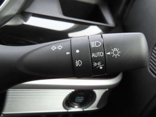 明るさを感知して自動的に点灯するオートライト機能。点灯忘れ・消し忘れの防止に便利！