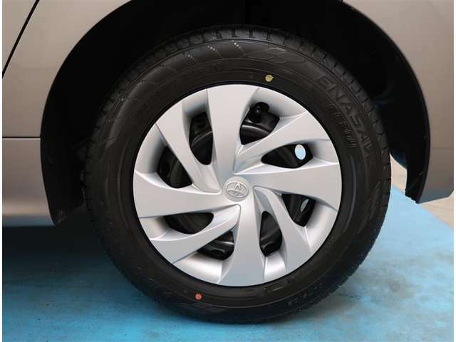 【タイヤ・ホイール】タイヤサイズ175/70R14の純正ホイールです。タイヤ溝は約8mmになります。