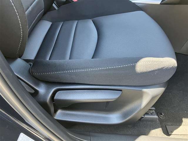 運転席は高さ調整可能です！どんな体型の方でもぴったりフィット！