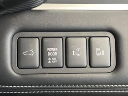 【両側パワースライドドア】スマートキーや運転席のスイッチで後席両側スライドドアの開閉が可能♪電動だから力を入れてドアを開ける必要が無く、小さなお子様でも簡単に開け閉めでき快適です♪