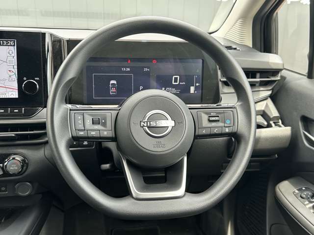 ハンドルは軽やかに回り、気持ちよく運転が出来ます。
