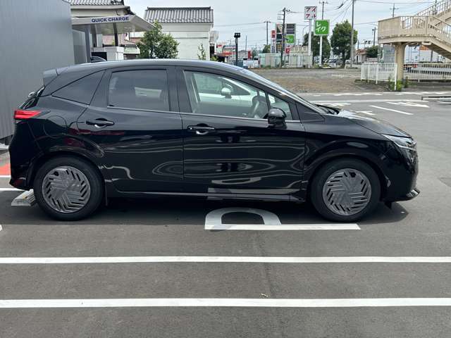 横から見てもスタイリッシュなデザイン、乗り降りもしやすいです。是非、ご試乗ください☆
