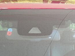 【トヨタセーフティセンス】走行中に前方の車両等を認識し、衝突しそうな時は警報とブレーキで衝突回避と被害軽減をアシスト。より安全にドライブをお楽しみいただけます。