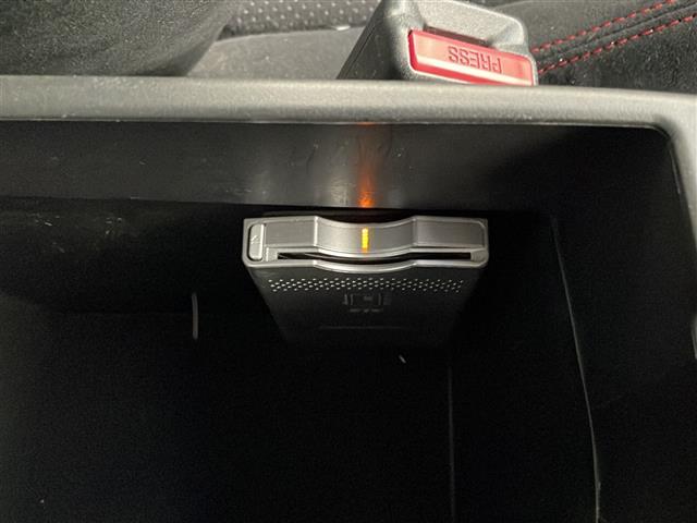 【ETC】有料道路を利用する際に料金所で停止することなく通過できる、ETC車載器（ノンストップ自動料金収受システム機器）が装備されています。セットアップを行うことで利用可能になります。