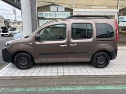 リアはスライドドアとなっておりますので、狭い道での乗降りもとても便利です。