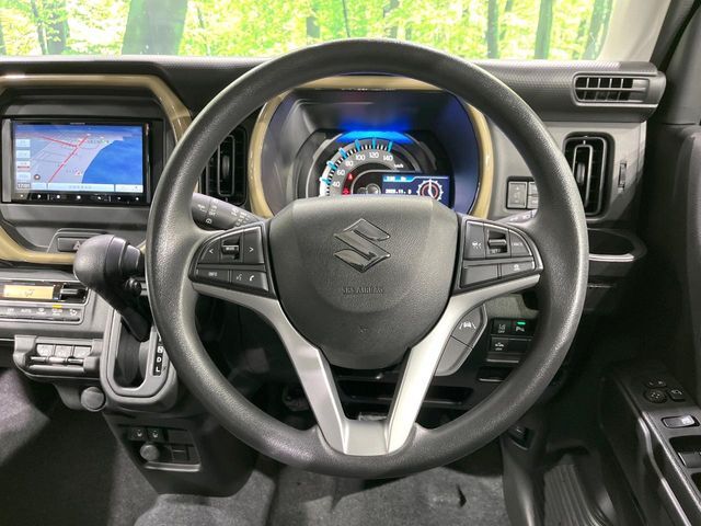 インテリアに合わせたデザインのステアリングは、運転される方のことも考え、運転しやすい形状、大きさです。是非一度、実際に触ってお確かめください。