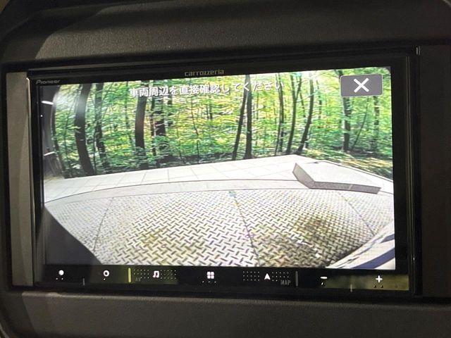 【バックカメラ】駐車時に後方がリアルタイム映像で確認できます。大型商業施設や立体駐車場での駐車時や、夜間のバック時に大活躍！運転スキルに関わらず、今や必須となった装備のひとつです！