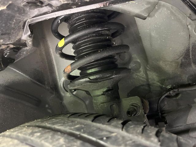 お車を安心してお乗りいただく為には、足回りの定期点検が欠かせません。サービスサポート（有償保証）では無料点検もご提供しており、安心のカーライフをお過ごしいただけるサポート体制が整っています。