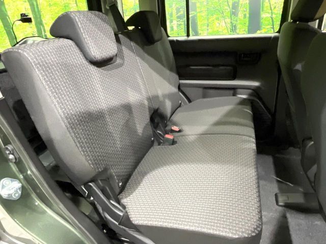 後部座席も気になるようなキズ・汚れやへたり等、大きなダメージはなく、良好な状態です。