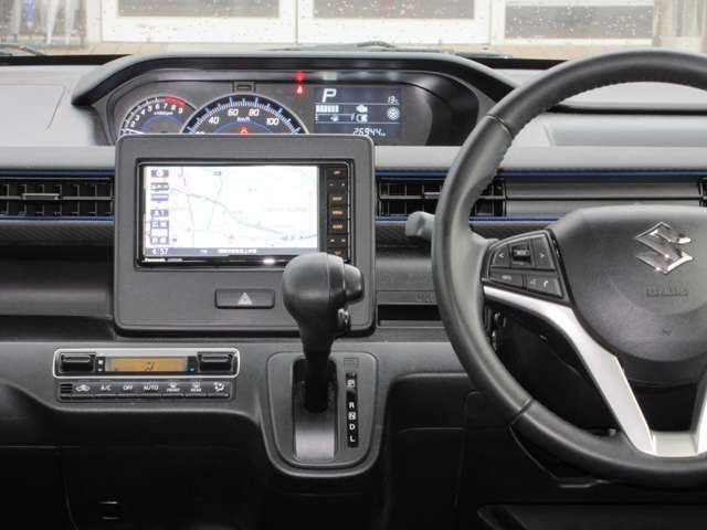 すっきりした運転席周りにはナビやエアコンの操作パネルを設置しておりますので、お一人での運転でもご安心できます。