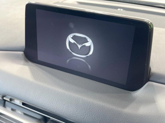 【8インチマツダコネクト】車内の雰囲気にマッチした大型のディスプレイ。スマホ接続でのナビ使用やBluetooth再生等、様々な機能が楽しめます。直感的なダイヤル操作が可能で、使い勝手も良好です。