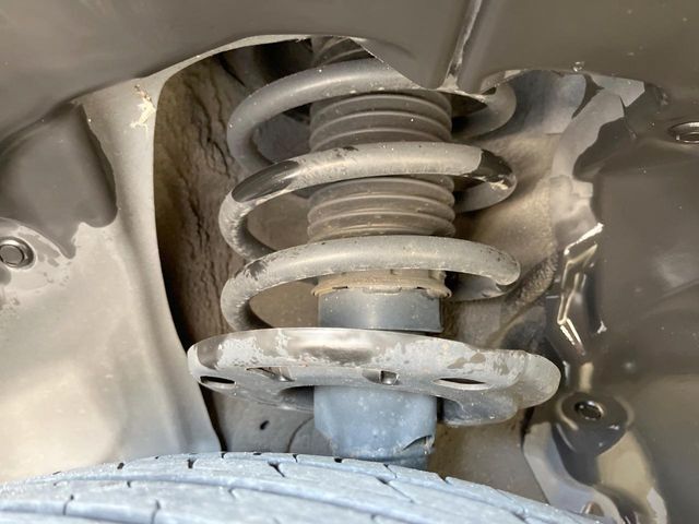お車を安心してお乗りいただく為には、足回りの定期点検が欠かせません。サービスサポート（有償保証）では無料点検もご提供しており、安心のカーライフをお過ごしいただけるサポート体制が整っています。