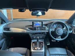 全体を俯瞰してみるとよく分かる、細部までこだわったデザインです！ドライバーの運転姿勢にもこだわっていることがよく分かります！