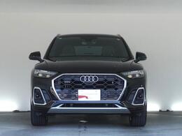 Audiデザインの特徴であるシングルフレームグリルが存在感を主張します。