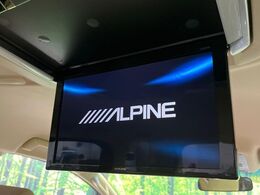 【12.8型フリップダウン】大画面モニターで後席でもエンタメをお楽しみいただけます。家族や友人とお出かけする機会が多い方に大人気です♪