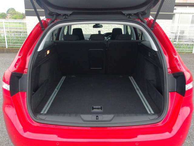 収納力もあるプジョー308SWの荷室☆