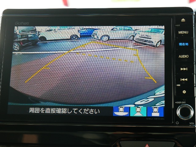 【バックカメラ】バックカメラ搭載で、後方の視界がクリアに！駐車時や後出後に安心して操作ができます。障害物を確認し、スムーズな駐車をサポートします。