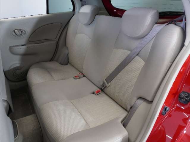家族やご友人とBBQに行くとき、楽しさは道中の車内から始まっています！このベンチシートに座って、みんなで和気あいあい盛り上がりましょう！