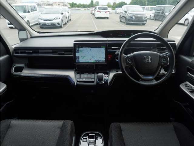 視界広々で非常に運転しやすくロングドライブでも疲れを感じさせないすっきりとまとまったインパネ周りです。