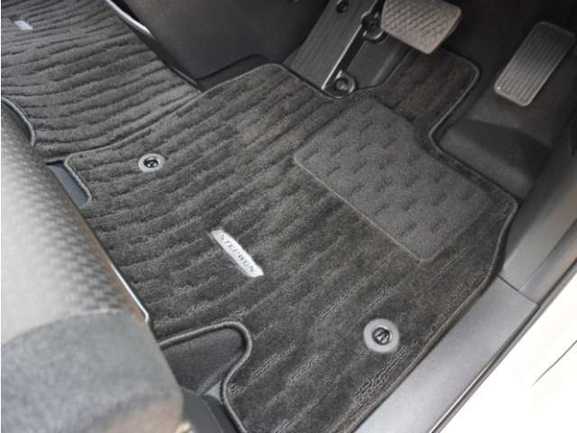 Honda認定中古車に新品の純正フロアマットを装着しました。気分よくドライブをお楽しみいただけます♪