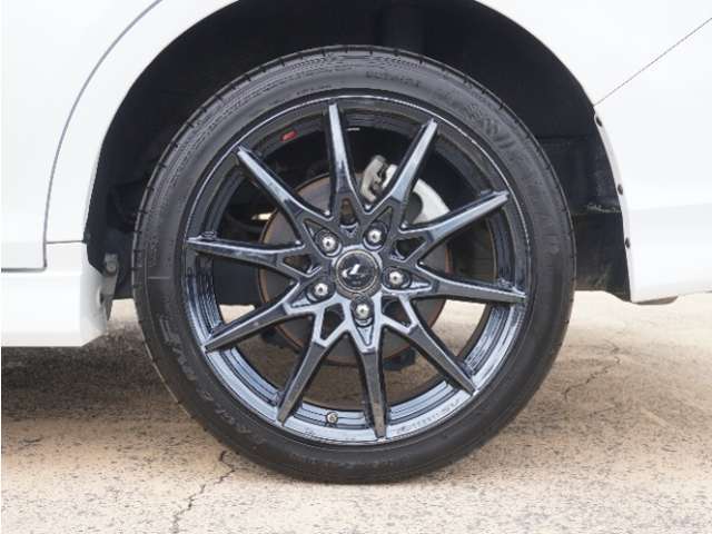 アルミホイール装着車です！これで足元まわりもおしゃれにきまります！