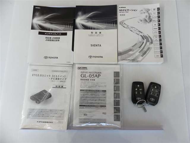 取扱説明書、メンテナンスノートが揃っています。カギを取り出す手間がなく施錠開錠・エンジン始動ができる便利なスマートキーです。