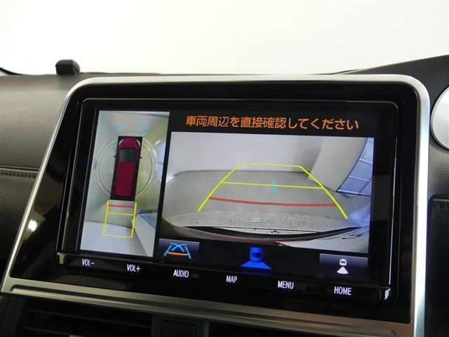 パノラミックビューモニターを装備。クルマを真上から見るように周囲を確認できます。