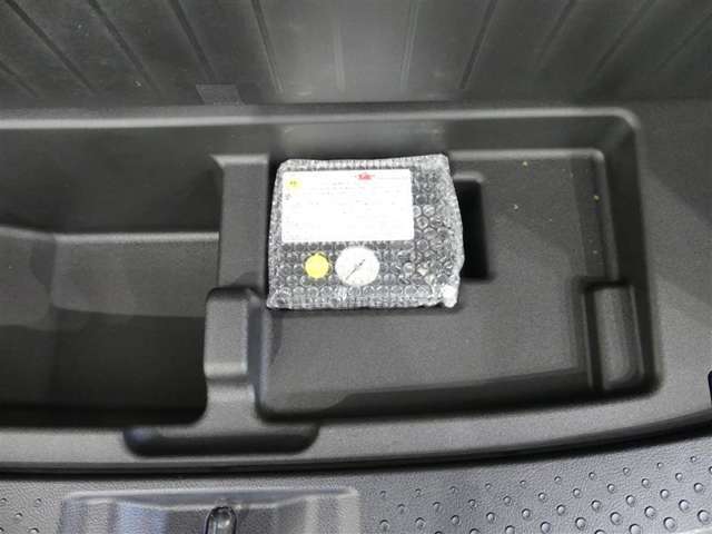 最近はパンク修理キットが標準ですね。タイヤの無い分軽量化と収納スペース確保できますね。