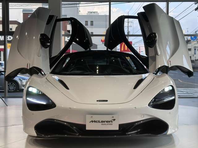 マクラーレン720Sクーペは、軽量なカーボンファイバー製モノコック構造により高い剛性と軽量化を実現。さらに720馬力のエンジンが搭載され、空力性能を重視した流線形デザインが特徴です。