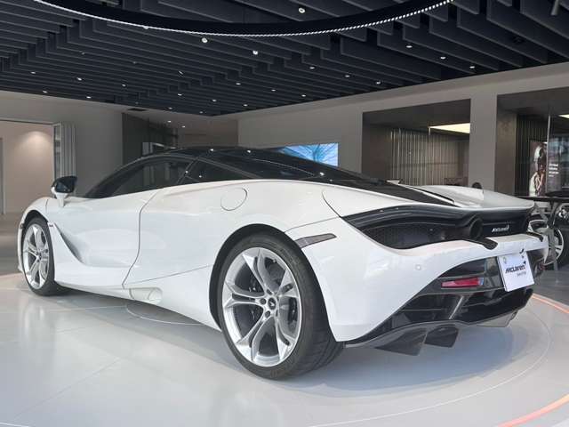 720Sのエンジン音は独自に調整され、加速時には重低音の唸り、減速時にはパワフルなパフォーマンスサウンドが楽しめます。音響デザインもマクラーレンならではのこだわりです。