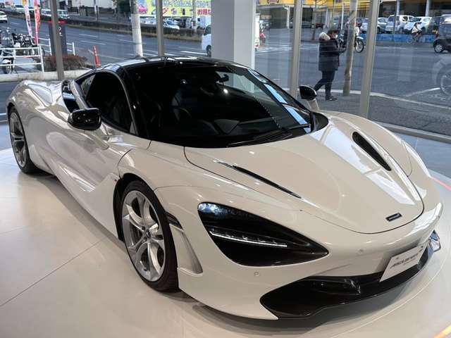 マクラーレン720Sクーペは、軽量なカーボンファイバー製モノコック構造により高い剛性と軽量化を実現。さらに720馬力のエンジンが搭載され、空力性能を重視した流線形デザインが特徴です。