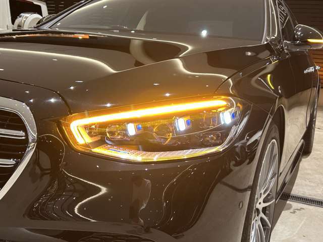 夜間にクルマの前方を照らし出し、安全なナイトドライブを実現する。メルセデス・ベンツ純正ヘッドライトシステムは、クルマの安全性、快適性、環境性を追い求める中で、よりインテリジェンスに進化を続けています。