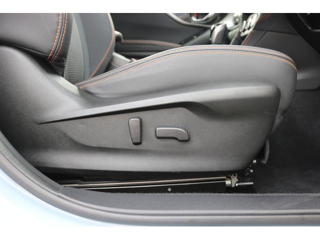 運転席＆助手席電動シート シートポジションを細かく調整出来ます。基本動作はリクライニング、前後、シートの高さは膝側と腰側の部分で別々に高さ調整が出来ます。電動なので微調整が可能です。(写真は運転席側)