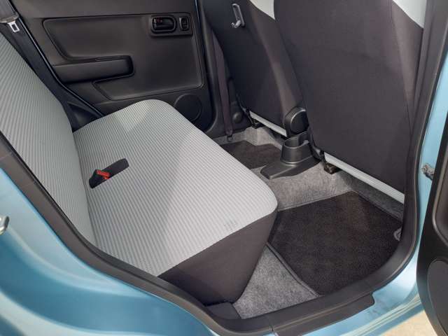 ＜運転席側リアシート下部＞