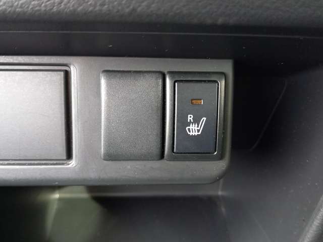 ＜シートヒータースイッチ＞エアコンと比べて直接的に体を温めるため、エンジン始動直後の寒い時間帯や、エアコンの温風が届きにくい後部座席でも効率よく暖を取ることができ、車内の乾燥も抑えることができます