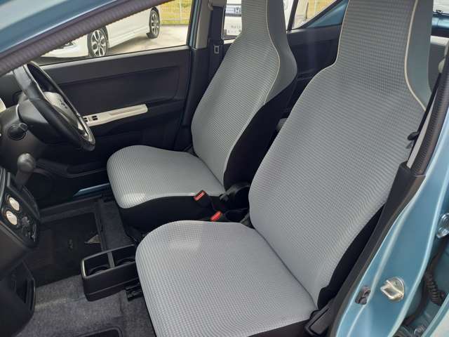 ＜助手席＞ドリンクホルダーや小物が置けるスペースが充実しているので快適です♪