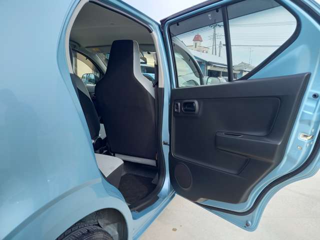 ＜運転席側リアドア内張＞