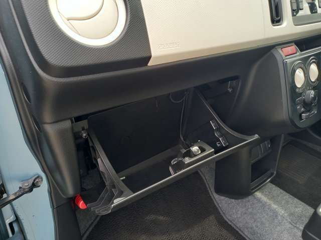＜助手席収納＞収納が多数あります！小物入れにとっても便利です♪