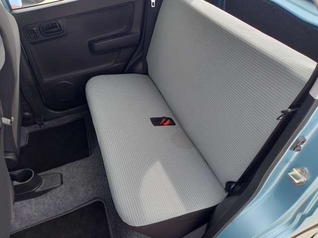 ＜リアシート＞後席はベンチシートになっています。