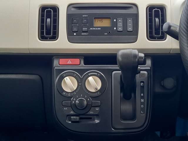 ＜エアコン・オーディオ＞手の届きやすいところで簡単操作ができる空調付き！オールシーズンお好みの温度調節ができます。！