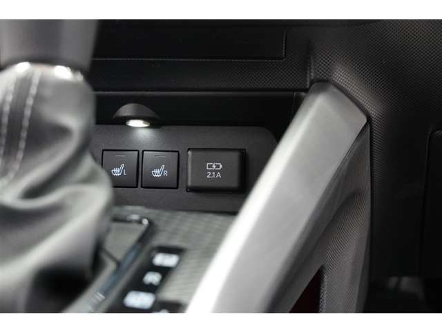 寒い日はすぐにあたたかくなるシートヒーターは重宝します。暖房を控えめにすることで燃費の向上にもなります。車内の空気が汚れたり乾燥したりする心配も減ります。