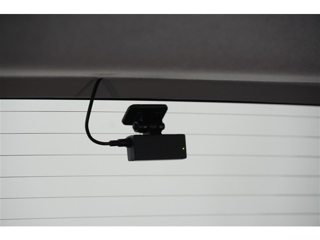 後方のドライブレコーダーを装備しています。