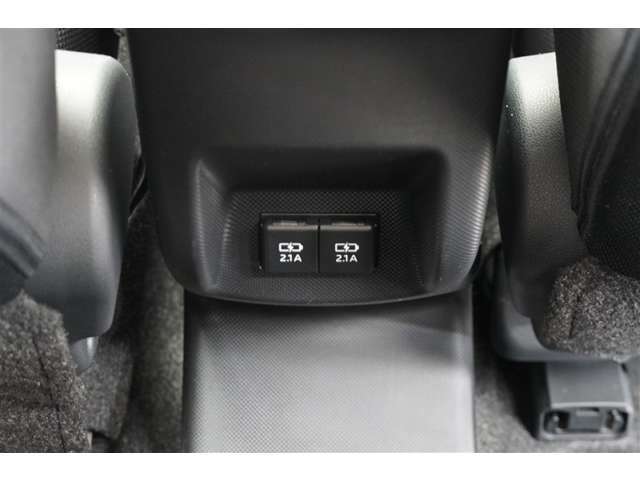 充電用USB端子付き。スマートフォンなどの充電に便利です。