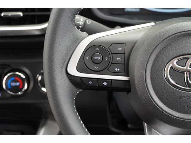 ハンドルから手をはなさずにオーディオ操作ができる便利なステアリングスイッチです。