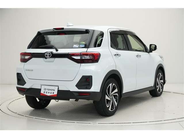 後続車から視認性の良いストップランプの配置で追突抑制になります。